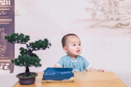 丽江怀孕肚子中间凹两边凸